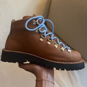 Size 7 Women’s Construction boot.